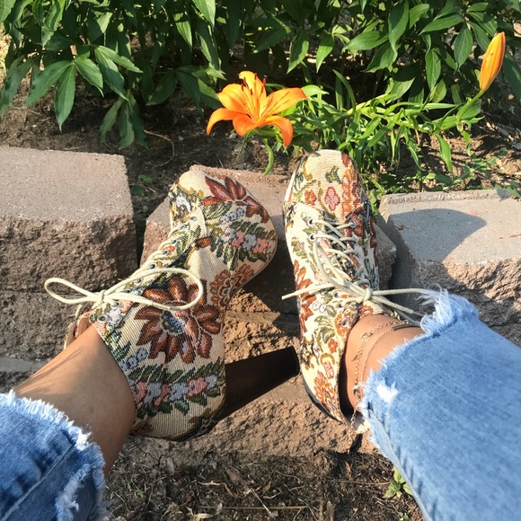 Unique Vintage Floral platform heels 🌼 - Picture 4 of 5